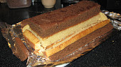Šachy koláč (Battenberg Cake), Oba pruhy těsta dáme na sebe a okrájíme na stejnou velikost