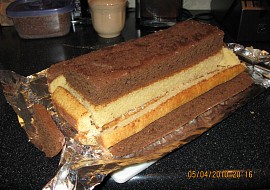 Šachy koláč (Battenberg Cake) (Oba pruhy těsta dáme na sebe a okrájíme na stejnou velikost)