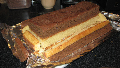 Šachy koláč (Battenberg Cake), Oba pruhy těsta dáme na sebe a okrájíme na stejnou velikost