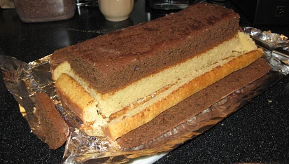 Šachy koláč (Battenberg Cake), Oba pruhy těsta dáme na sebe a okrájíme na stejnou velikost