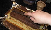 Šachy koláč (Battenberg Cake) (Stejně velké korpusy překrojíme podélně na poloviny)