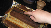 Šachy koláč (Battenberg Cake), Stejně velké korpusy překrojíme podélně na poloviny