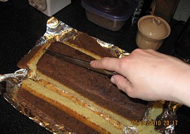 Šachy koláč (Battenberg Cake) (Stejně velké korpusy překrojíme podélně na poloviny)