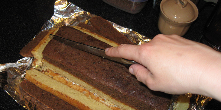 Šachy koláč (Battenberg Cake) (Stejně velké korpusy překrojíme podélně na…)
