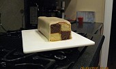 Šachy koláč (Battenberg Cake), Zabalíme naskládané korpusy potřené marmeládou do kabátku z marcipánu