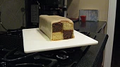 Šachy koláč (Battenberg Cake), Zabalíme naskládané korpusy potřené marmeládou do kabátku z marcipánu