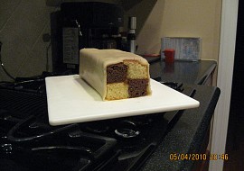 Šachy koláč (Battenberg Cake) (Zabalíme naskládané korpusy potřené marmeládou do kabátku z marcipánu)