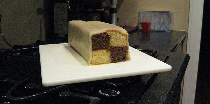 Šachy koláč (Battenberg Cake) (Zabalíme naskládané korpusy potřené marmeládou do…)