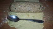 Sekaná v bramborovém těstě, odkrojené konce těsta a velikost roládky podle lžičky