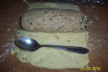 odkrojené konce těsta a velikost roládky podle lžičky