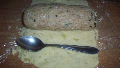 Sekaná v bramborovém těstě, odkrojené konce těsta a velikost roládky podle lžičky