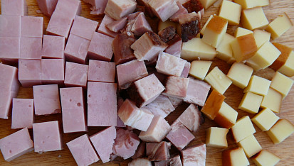 Slané koláčky, šunka, anglická a uzená cihla před pomletím