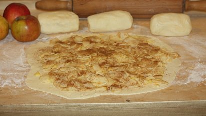 Štrúdl z tvarohu, ...posypeme cukrem a skořicí...