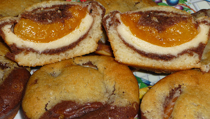 Trojbarevné muffiny