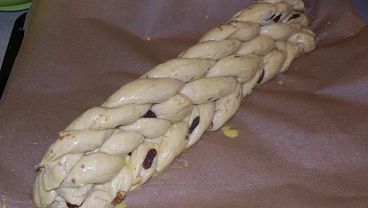 Vánočka s ořechy a rozinkami