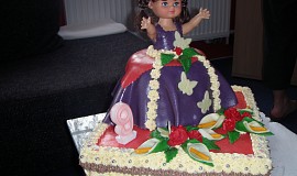 Velký dort s panenkou