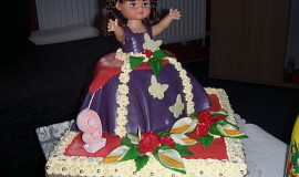 Velký dort s panenkou