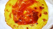 Zapečené palačinkové rolky, potřeme kečupem