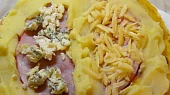 Zapečené palačinkové rolky, palačinka s domácími i hosty mezi mantinely před srolováním