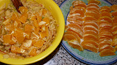 Závin s náplní pomeranče, jablek a meduňky, připravený pomeranč