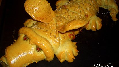 Záviny a rohlíky z pizzového těsta, slaný závin - drak