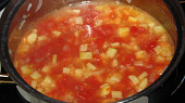 Zdravá cuketová polévka, ...cuketu a rajčata vaříme asi 20 min....