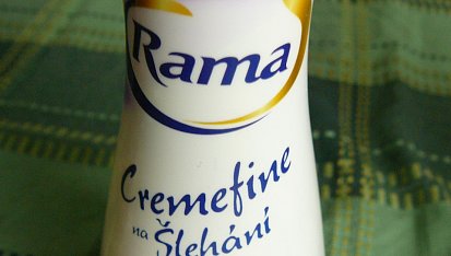 Banánovo-karamelový dort, rostlinná šlehačka Cremefine Rama (na šlehání)