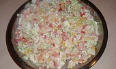 Barevný salát z krabích tyčinek, pro větší barvenost jsme tam přidali kukuřici, okurku, ledový salát, rajčata - no prostě jakoukoliv zeleninu co jsme našli :)