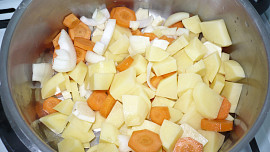 Bramborová polévka s rajčaty