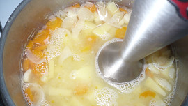 Bramborová polévka s rajčaty