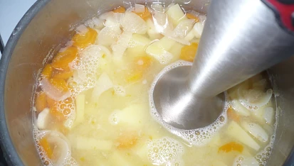 Bramborová polévka s rajčaty