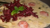 Bramborovo-pórková polévka s klobásou