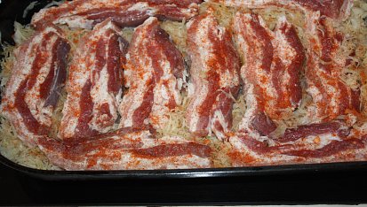 Country pečený bůček na kysaném zelí, ...před zapečením...