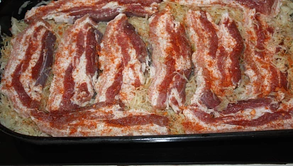 Country pečený bůček na kysaném zelí, ...před zapečením...