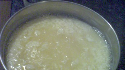 Domací tofu podle Vegetariánské kuchařky, Srazeni mleka po vliti syridla - bod 5