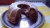 Hrníčková bábovka s malinovou marmeládou