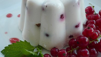 Jogurtové nepečené dia řezy, Děláno ve verzi s cukrem, uprostřed bábovičky řez ovocné piškotové rolády,červený rybíz.