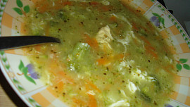 Krémová zeleninová polévka s cibulovými nočky.