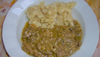Krůtí nudličky na cibuli s vajíčkovou omáčkou, oběd