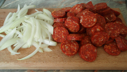 Kuřecí prsa s čabajkovými lupínky, Kuřecí prsa s čabajkovými lupínky - nakrájená klobása a cibule