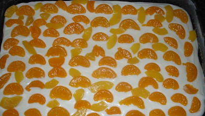 Mandarinkové řezy, na krému mandarinky, zbyly mi i broskve, tak jsem je dala také na koláč