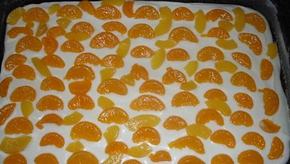 Mandarinkové řezy, na krému mandarinky, zbyly mi i broskve, tak jsem je dala také na koláč