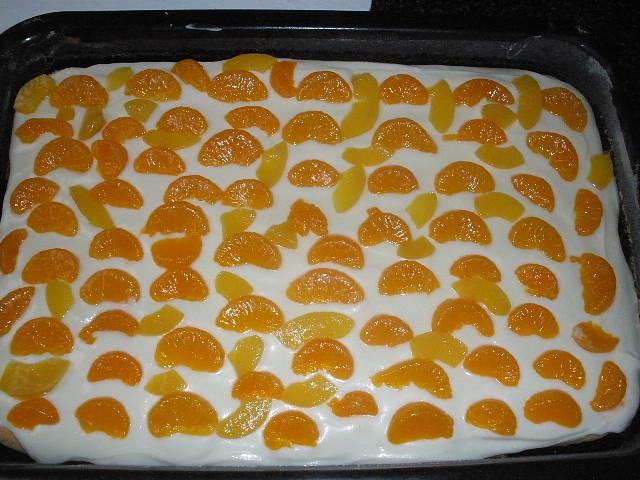 Mandarinkové řezy, na krému mandarinky, zbyly mi i broskve, tak jsem je dala také na koláč