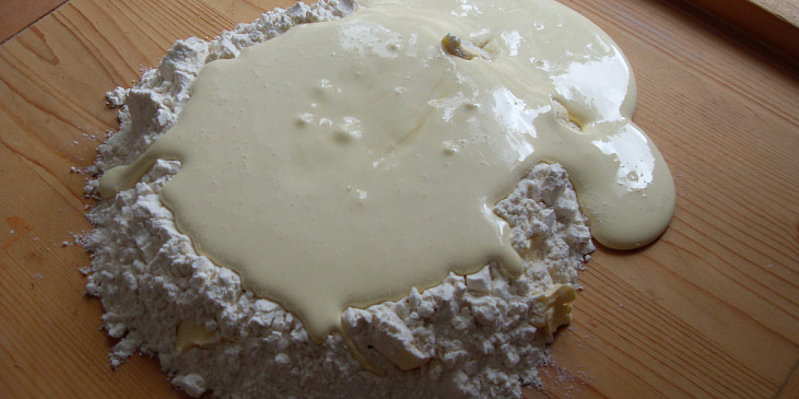 Medové koláčky s pudinkovým krémem (výroba těsta)