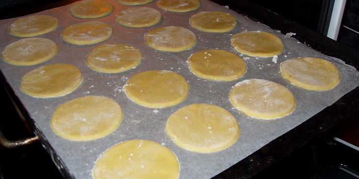 Medové koláčky s pudinkovým krémem (před pečením)