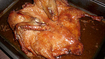 Medovo-sojová kachna se švestkovou omáčkou a rozinkami