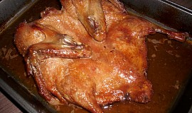 Medovo-sojová kachna se švestkovou omáčkou a rozinkami