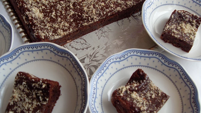 Oříškové brownies, připravený ke konzumaci