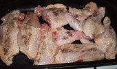 Pájovo kuře na pivě (Naporcované osolíme,opepříme a skládáme do pečící nádoby)