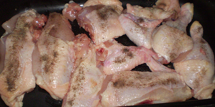 Pájovo kuře na pivě (Naporcované osolíme,opepříme a skládáme do pečící…)
